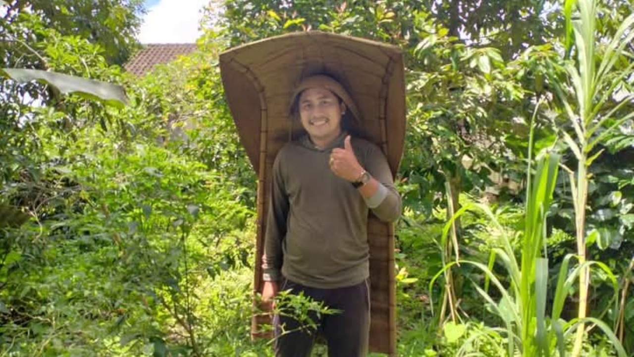 KEARIFAN LOKAL: Payung cukup yang biasa digunakan para petani. Terutama para petani di lereng Gunung Batukaru.
