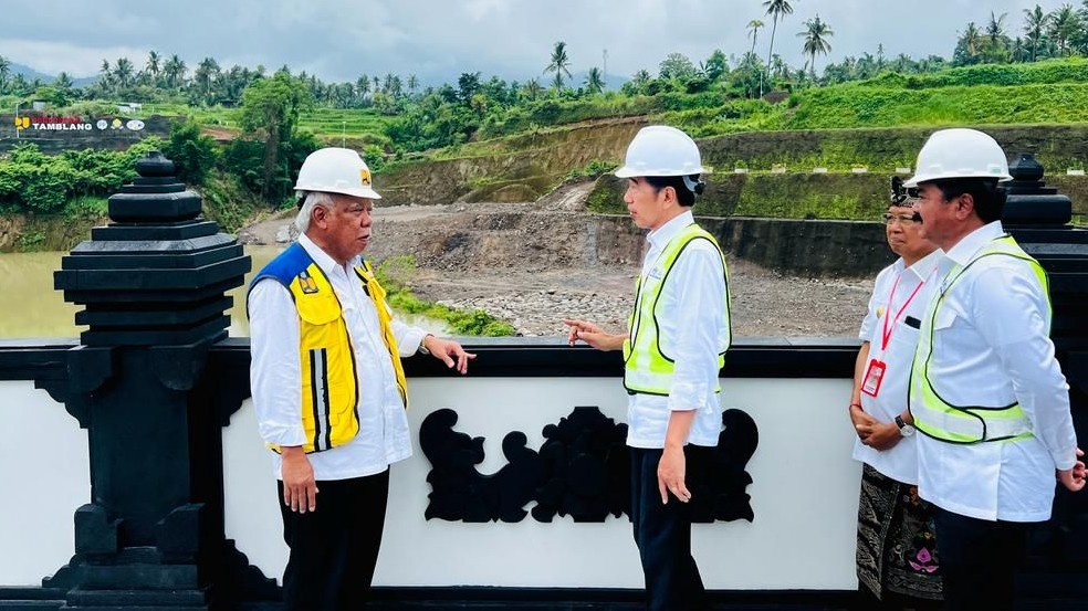 RESMIKAN BENDUNGAN: Presiden RI Joko Widodo (dua dari kiri) saat meresmikan Bendungan Tamblang pada 2 Februari 2023 lalu.
