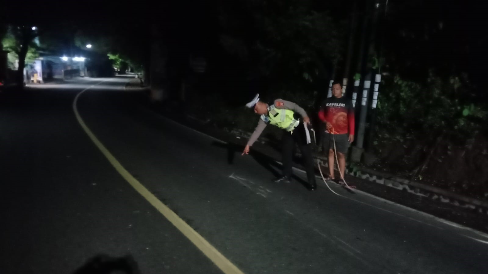 OLAH TKP: Polisi melakukan olah TKP kecelakaan lalu lintas yang terjadi di Jalan Raya Singaraja-Kubutambahan.