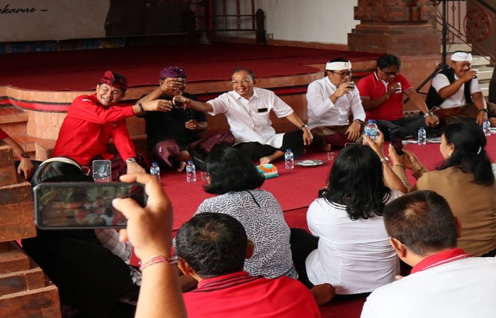 Wayan Koster mengunjungi DPC PDIP Denpasar Jumat (13/12) lalu.