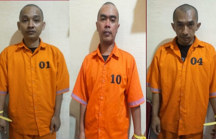 Tiga pria bernama Setyo Puji Widodo, 35; Heri Mulyono, 42; dan Egar Rinaldi, 43, kenakan baju tahanan. Mereka kompak bobol Alfamart.