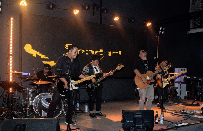 Sendari Band, yang dulunya Kosong Satu, saat meluncurkan album mini sekaligus pergantian nama band mereka. Perubahan nama ini dilakukan untuk mengubah stigma dan citra.