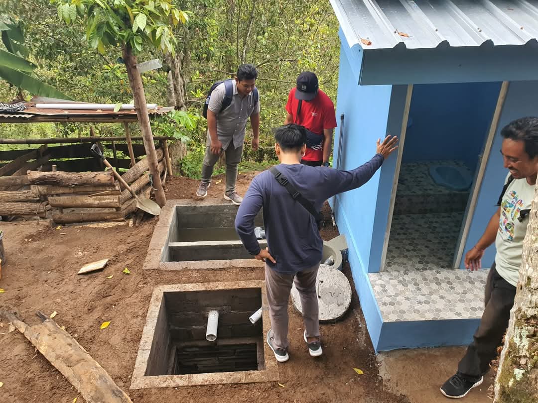 JAMBAN: Tim dari Dinas PU Buleleng mengecek bantuan jamban yang diberikan kepada masyarakat miskin di Buleleng.