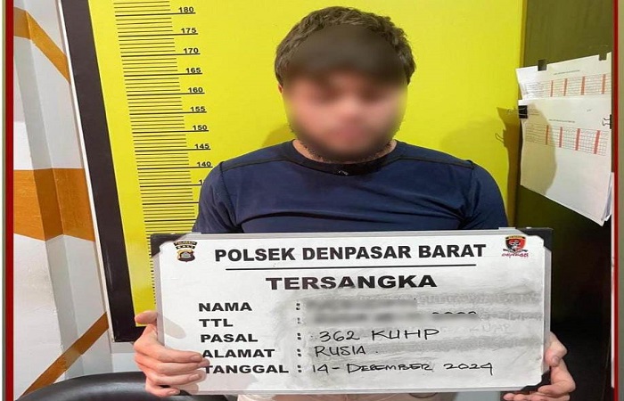 WNA Rusia berinisial B 22, diamankan Polsek Denpasar Barat karena mencuri HP Iphone.