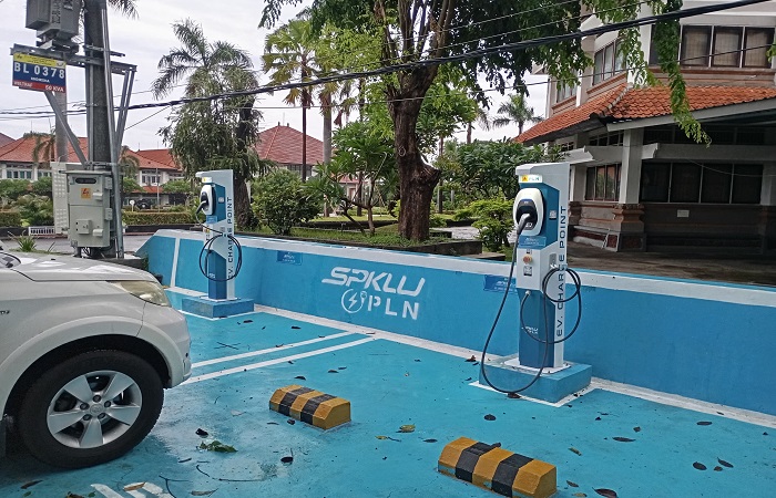 Salah satu titik SPKLU di Undiksha yang disiagakan untuk isi ulang baterai kendaraan listrik, selama libur Nataru.