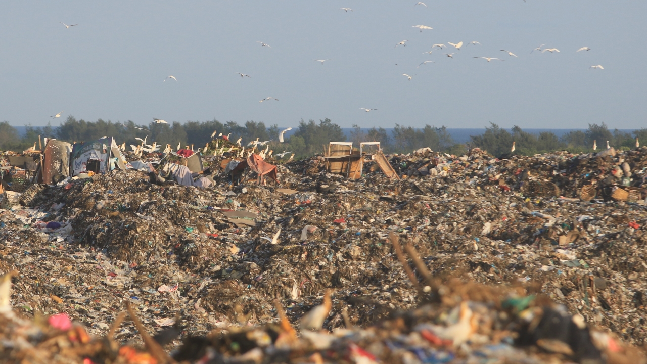 MENGGUNUNG: Timbunan sampah di TPA Suwung saat difoto pada akhir November lalu. Ketinggian timbunan sampah mencapai 40 meter, setara dengan ketinggian gedung 13 lantai.