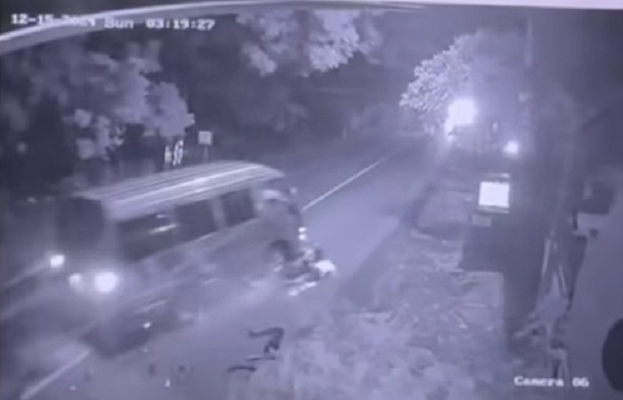 Rekaman CCTV tabrakan maut di lokasi kecelakaan yang melibatkan minibus dan sepeda motor. Kecelakaan ini mengakibatkan 1 orang pemuda meregang nyawa.