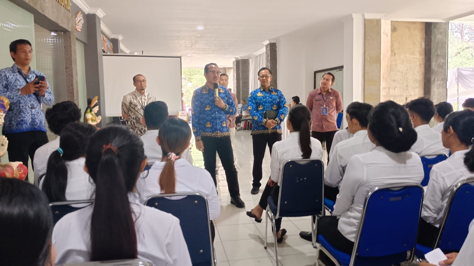 SELEKSI CPNS: Sekda Buleleng Gede Suyasa (pegang microphone) saat memantau pelaksanaan Seleksi Kompetensi Bidang (SKB) di Undiksha.