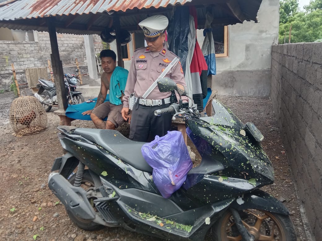KENDARAAN MAUT: Sepeda motor yang dikendarai sekeluarga asal Desa Banguntapan, Yogyakarta. Kendaraan mereka masuk jurang yang berujung seorang tewas.