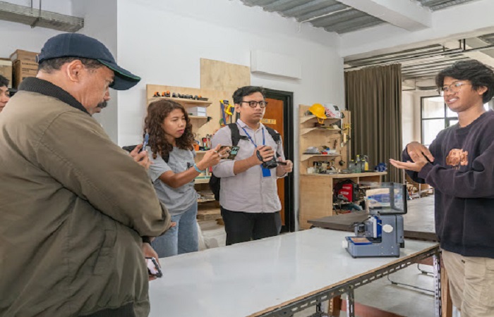 Proses kratif di laboratorium Fab Lab Jimbaran Hijau, Jimbaran Bali.