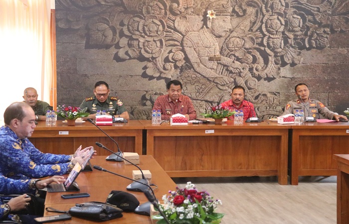 Rapat persiapan dan antisipasi bencana saat Nataru di Kabupaten Buleleng. Rencananya akan ditempatkan sejumlah alat berat dan posko di tiap kecamatan.
