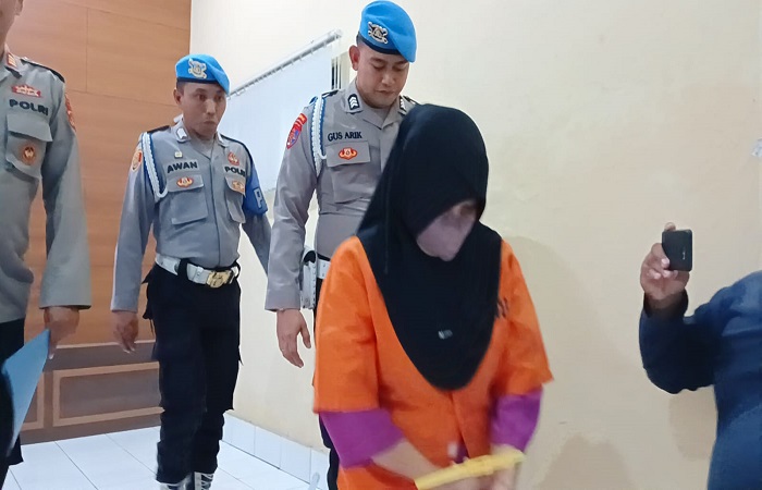 Buron penyeludupan penyu, Siti Aminah, saat diamankan Polres Jembrana.