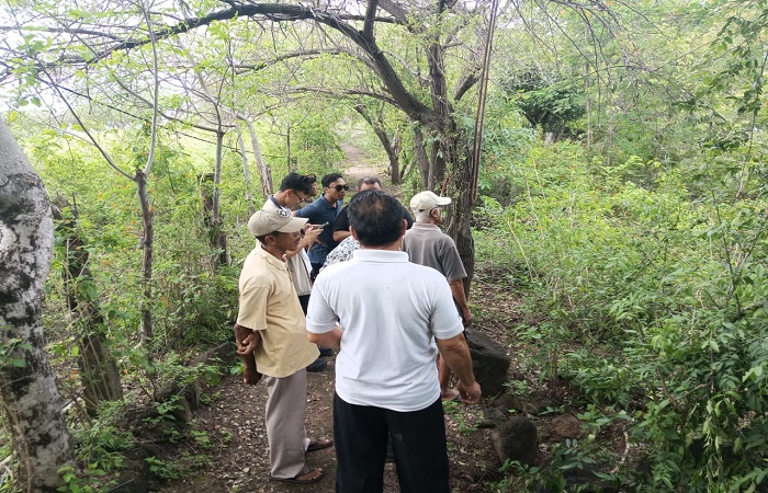 Unit Tipikor Sat Reskrim Polres Buleleng ketika turun mengecek lokasi dan memeriksa saksi. Ini merupakan penyelidikan dalam rangka dugaan jual beli tanah negara di Bukit Ser, Kecamatan Gerokgak.