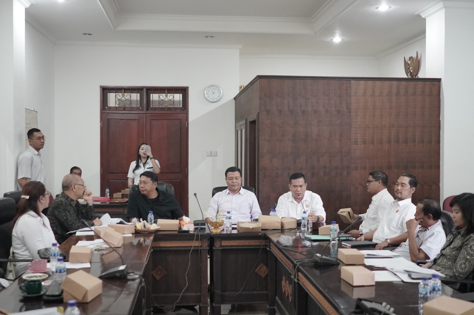 CARI JALAN KELUAR: Pertemuan antara karyawan Spa Village Resort dengan DPRD Buleleng.