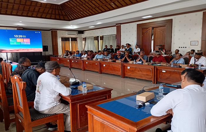 Pertemuan antara dewan Buleleng dengan warga Desa Pemuteran dan sejumlah LSM, terkait dengan kasus tanah negara di Bukit Ser.