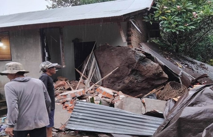 Rumah milik Ketut Sarya yang ditimpa batu besar di Desa Sudaji, Kecamatan Sawan, Kabupaten Buleleng.