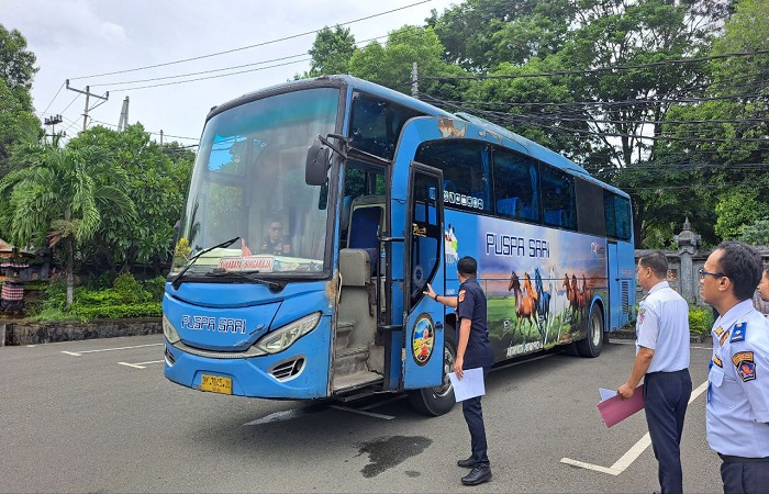 Petugas penguji dari Dishub Buleleng saat melakukan ramp check ke salah satu angkutan Nataru. Kegiatan ini dilakukan guna menekan angka kecelakaan akibat faktor teknis maupun human error.
