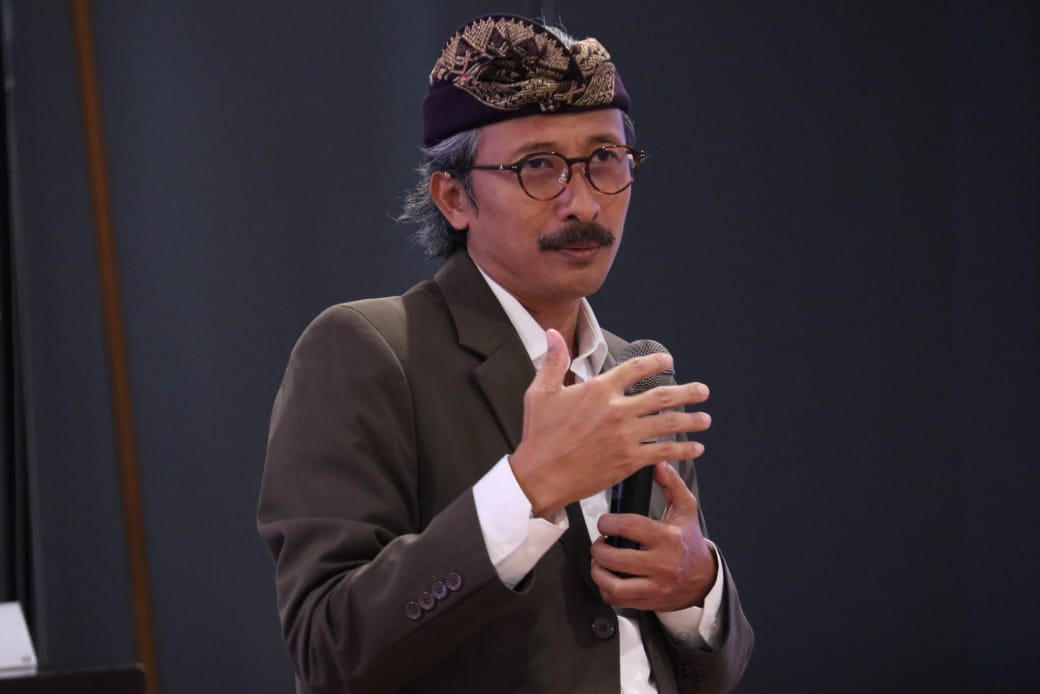 TERIMA MAHASISWA BARU: Ketua STAHN Mpu Kuturan, Prof. I Gede Suwindia.