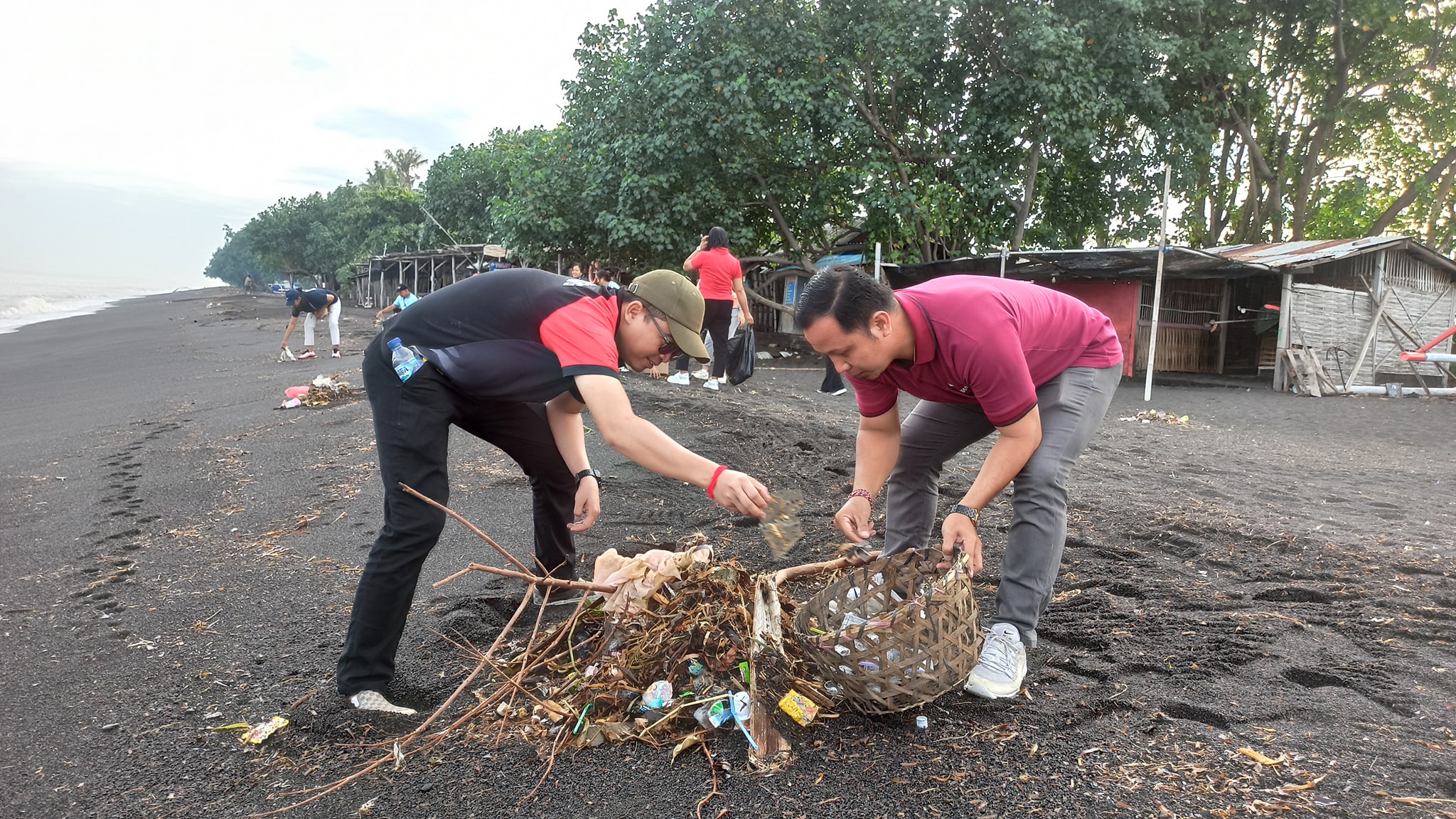 BERSIH PANTAI: Pegawai di Kantor Camat Sawan melakukan pembersihan di Pantai Kerobokan.