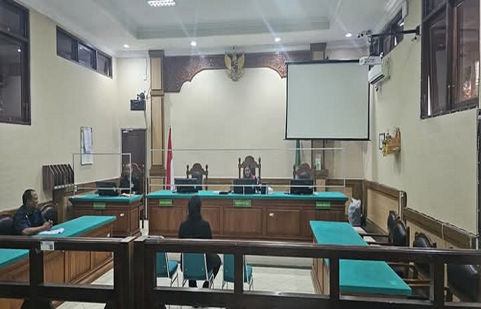 Sidang yang dihadapi salah satu warga Kampung Kajanan, akibat membuang sampah sembarangan. Dalam putusan hakim, terdakwa menerima pidana denda subsider 3 hari kurungan.
