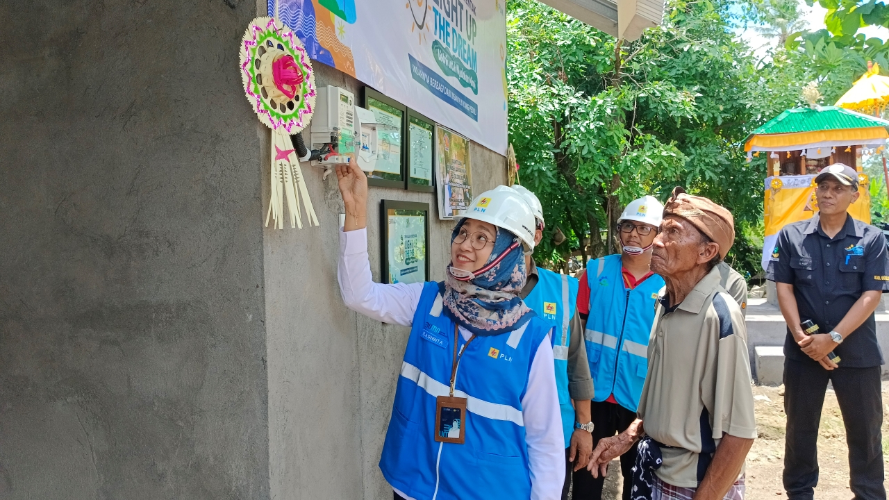 LISTRIK: Manajer PLN UP3 Buleleng, Elashinta menyerahkan bantuan sambungan listrik kepada warga miskin di Desa Mayong, Seririt.