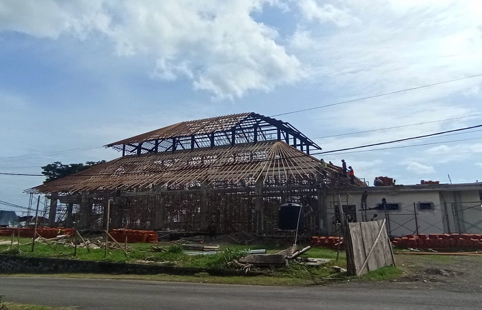 Para pekerja terlihat tengah mengerjakan proyek MPP dan wantilan yang telah melebihi batas waktu pengerjaan. Proyek tersebut harusnya rampung, Kamis (19/12) kemarin.
