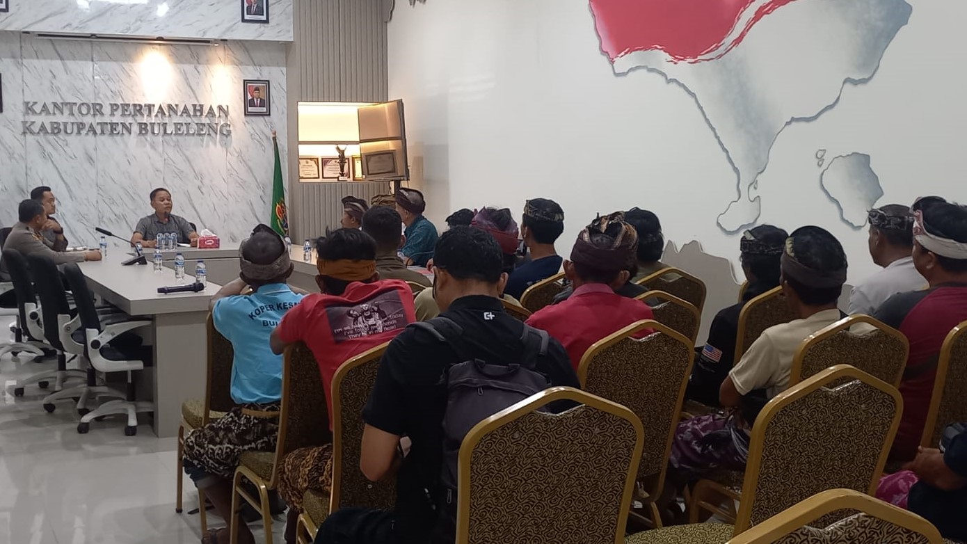 MINTA KEJELASAN: Warga pengungsi eks Timtim mendatangi Kantor Pertanahan Buleleng.