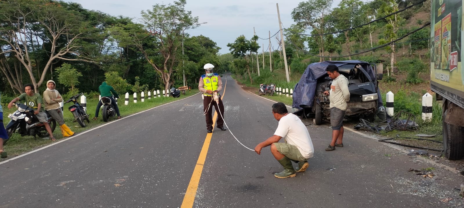 KECELAKAAN MAUT: Polisi melakukan olah TKP di lokasi kecelakaan maut yang terjadi di Jalan Raya Singaraja-Gilimanuk, wilayah Desa Pejarakan.