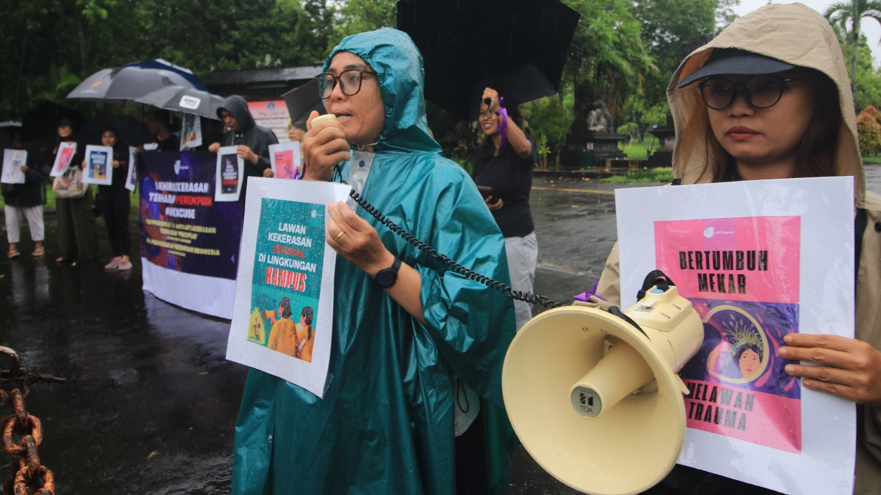 SUARAKAN KESETARAAN: Aksi damai Aliansi Jurnalis Independen (AJI) Denpasar di Monumen Perjuangan Rakyat Bali, menyuarakan kesetaraan gender.