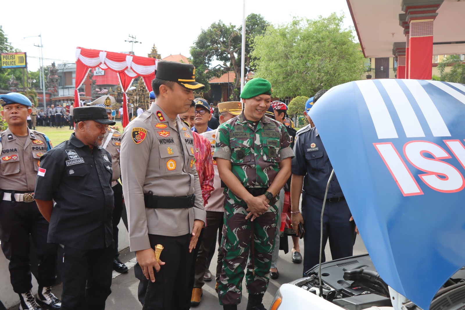 CEK ARMADA: Kapolres Buleleng AKBP Ida Bagus Widwan Sutadi dan Komandan Kodim 1609/Buleleng Letkol Kav Angga Nurdyana melakukan inspeksi kendaraan.