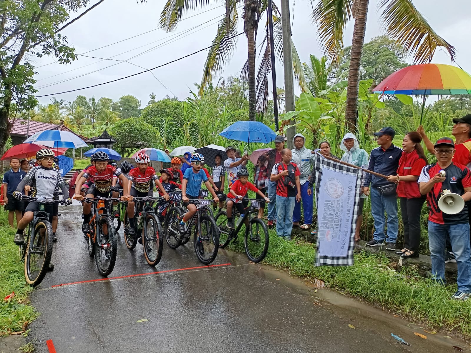 CROSS COUNTRY: Para atlet sepeda menjajal rute cross country di Desa Pegadungan, Buleleng.