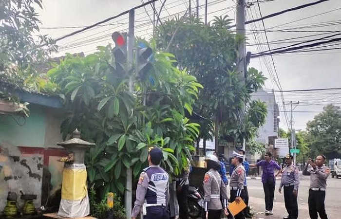 Dishub dan Satlantas Polres Buleleng memastikan traffic light bekerja dengan baik, sehingga saat libur Nataru semuanya dapat berjalan dengan sesuai dan lancar, tanpa hambatan.