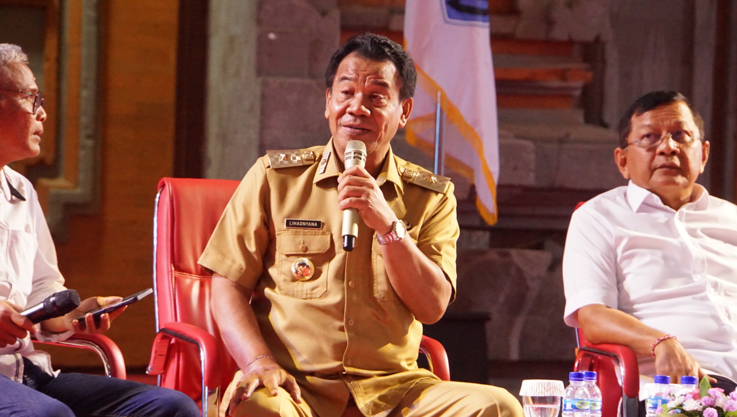 BICARA INFRASTRUKTUR: Pj. Bupati Buleleng, Ketut Lihadnyana pada acara Diskusi Akhir Tahun Komunitas Jurnalis Buleleng.