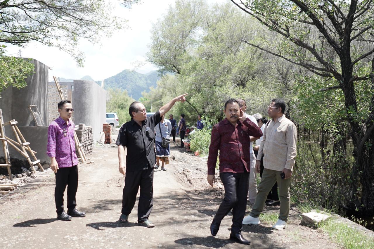 SIDAK: DPRD Buleleng saat melakukan sidak ke Bukit Ser, Desa Pemuteran.