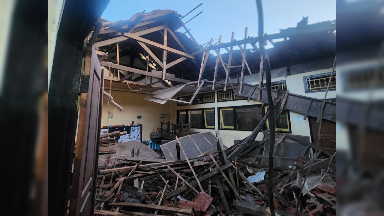 ROBOH: Ruang kelas di SDN 5 Kampung Baru, Buleleng, yang ambruk. Ruang kelas itu digunakan oleh siswa di kelas IIb.