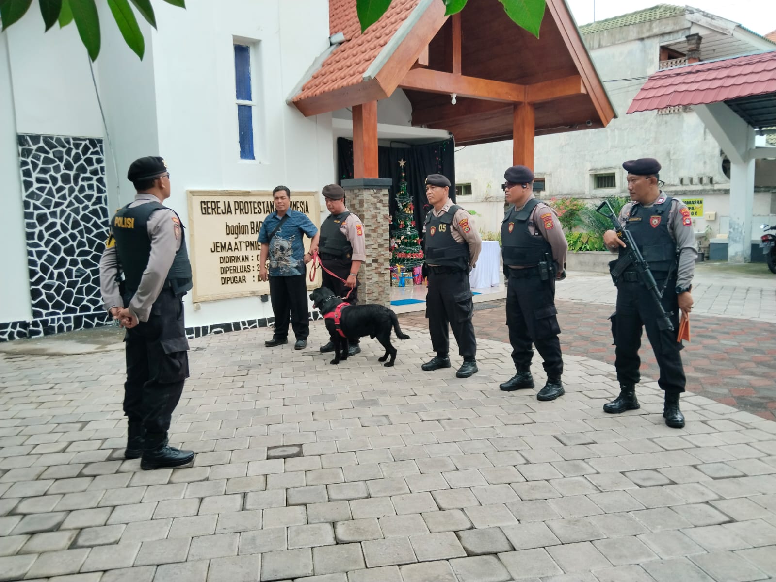 JAGA KEAMANAN: Personel Polres Buleleng saat melakukan kegiatan sterilisasi di GPIB PNIEL Singaraja.