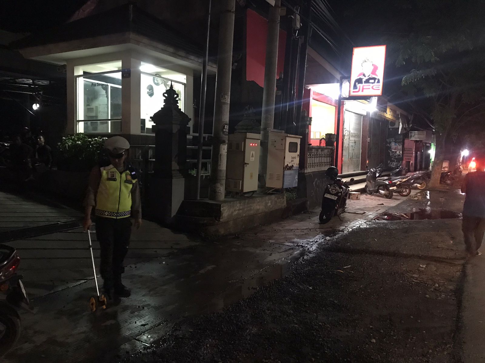 OLAH TKP: Polisi saat melakukan olah TKP lokasi kecelakaan lalu lintas di Jalan WR. Supratman Singaraja.