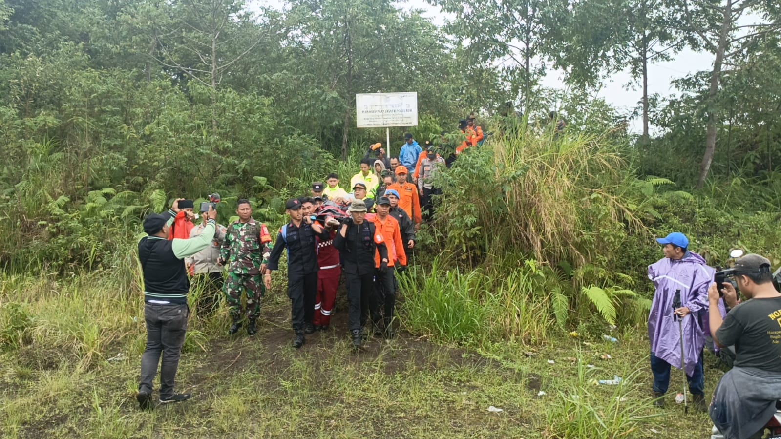 SELAMAT: Pendaki Gunung Agung yang sempat dinyatakan hilang berhasil ditemukan dalam kondisi selamat.