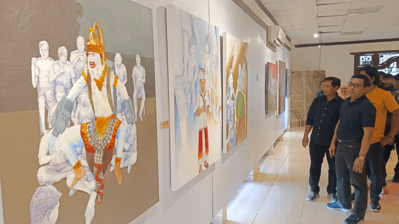 PAMERAN SENI RUPA: Kegiatan pameran seni rupa bertajuk "Peta Tanpa Arah" yang digelar mahasiswa Prodi Pendidikan Seni Rupa Undiksha.