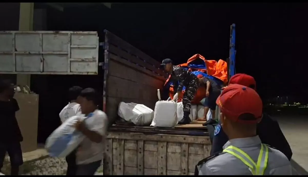 Personel Lanal Labuan Bajo mengamankan terduga pelaku dan barang bukti penyelundupan miras di Labuan Bajo.