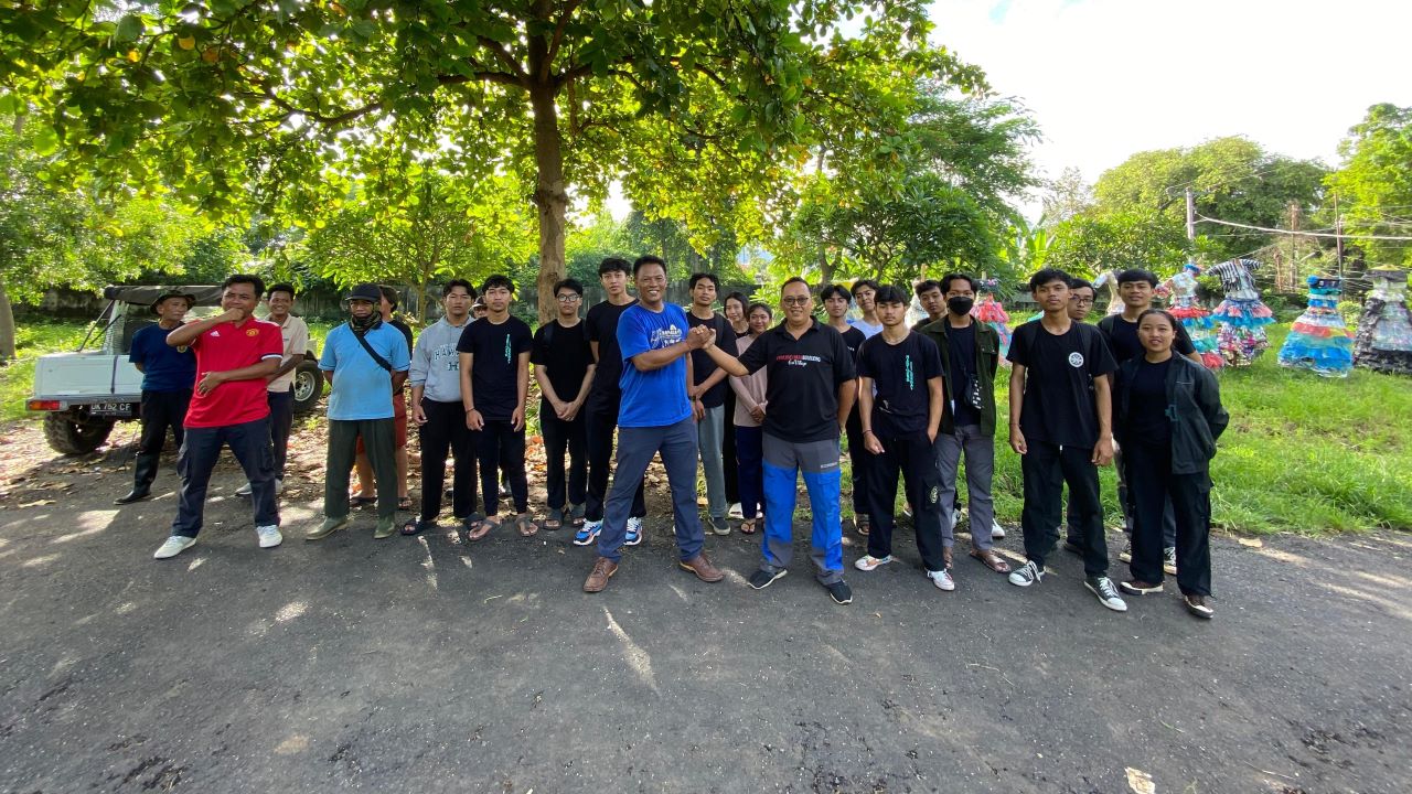 ARTIVISME: Aksi bersih sampah di Setra Desa Adat Panji yang dilakukan mahasiswa Undiksha. Mereka juga menghadirkan karya instalasi berbahan dasar sampah plastik.