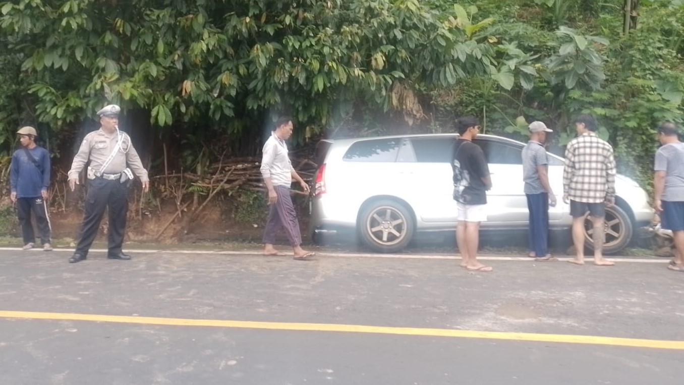 KECELAKAAN: Lokasi kecelakaan di KM 11 Jalan Raya Singaraja-Denpasar. Seorang pengendara sepeda motor asal Desa Gitgit, alami luka.