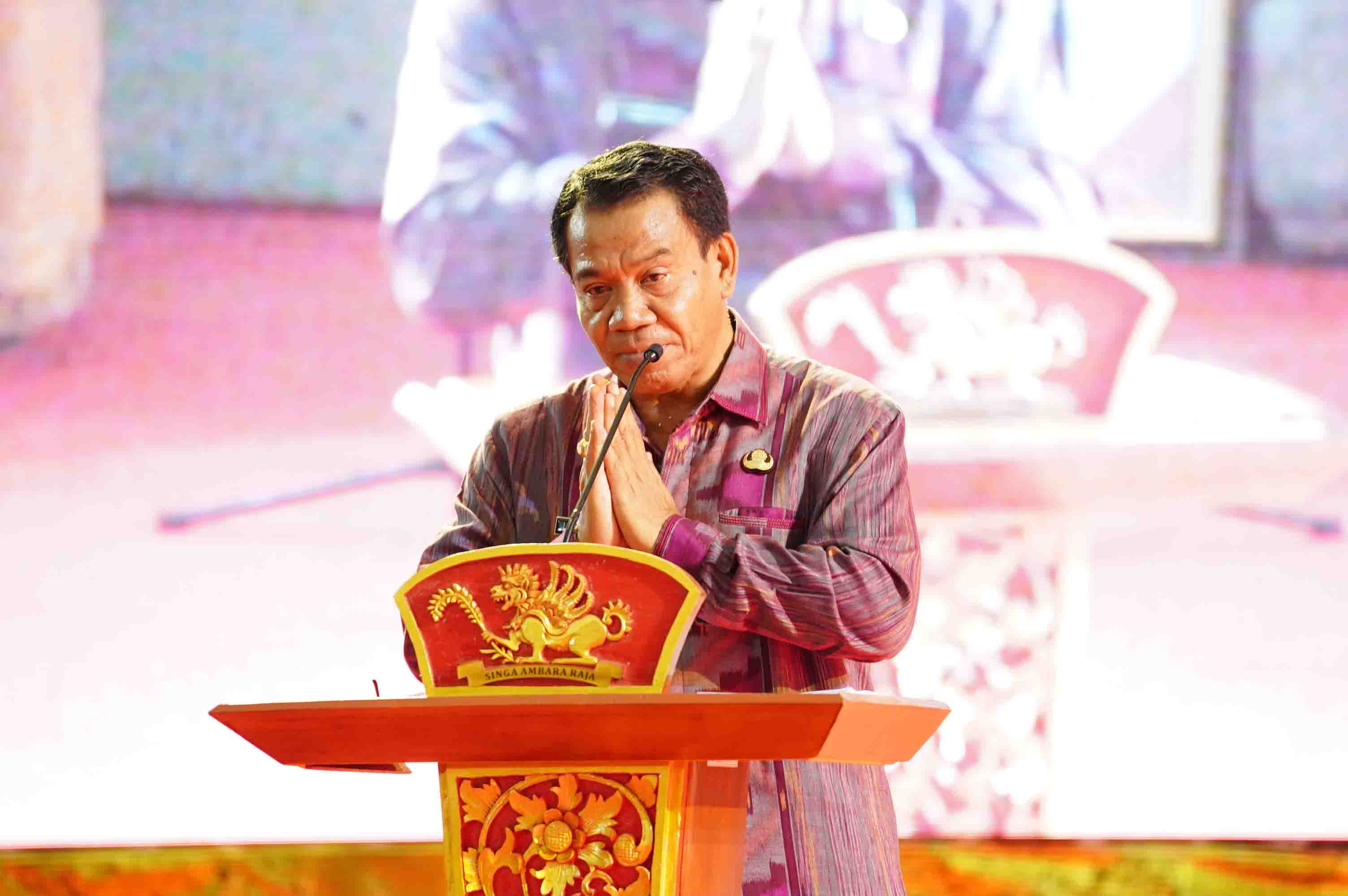 UCAPKAN PERPISAHAN: Pj. Bupati Buleleng, Ketut Lihadnyana dalam acara refleksi akhir tahun di Gedung Kesenian Gde Manik.