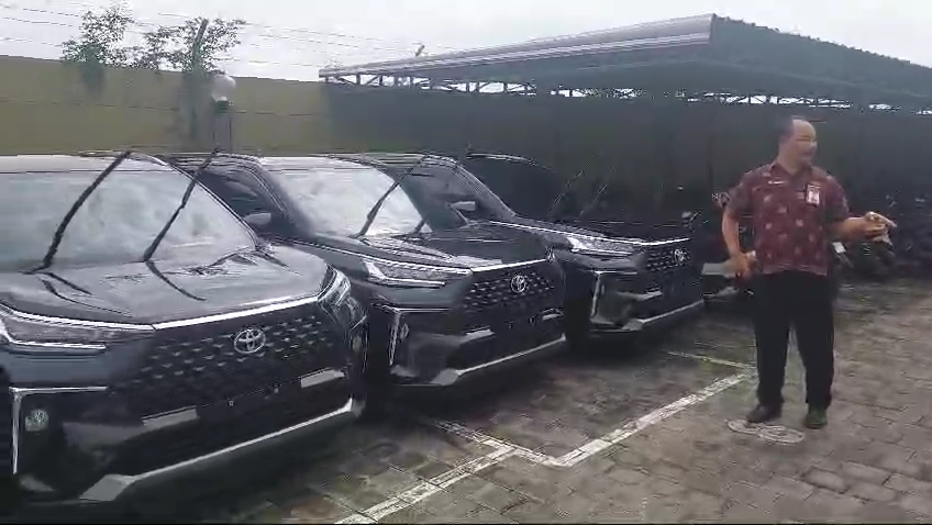 MOBIL BARU: Dirut Perumda Swatantra, I Gede Bobi Suryanto mengecek mobil yang hendak digunakan untuk unit rent car.