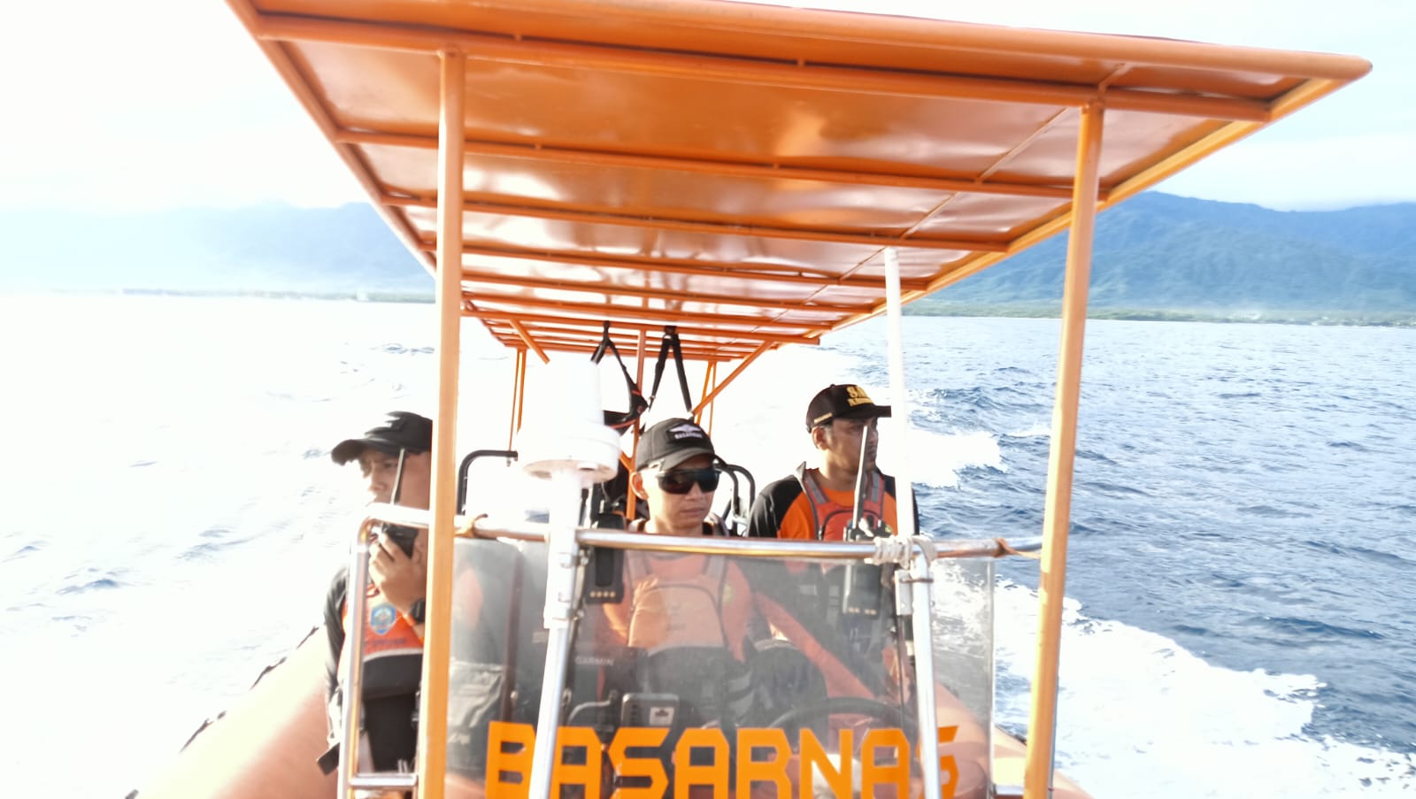NELAYAN HILANG: Proses pencarian nelayan hilang di perairan Teluk Terima, Buleleng.