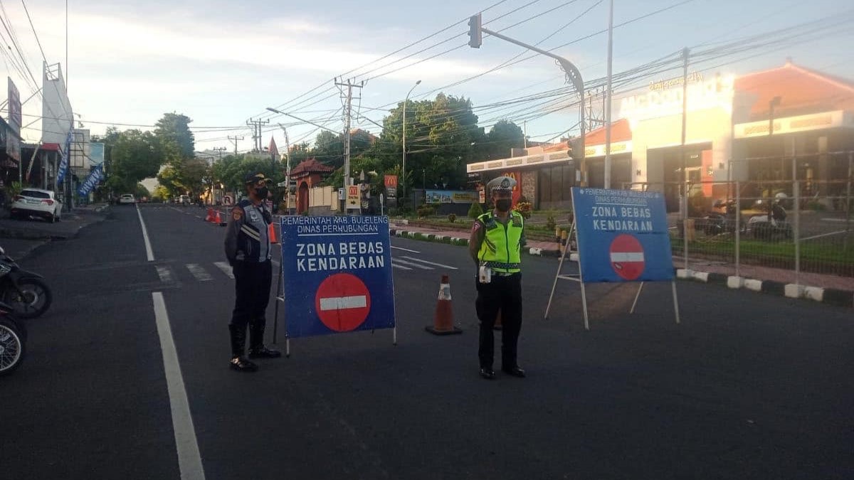 PENGALIHAN ARUS: Aparat kepolisian dan Dinas Perhubungan Buleleng melakukan penjagaan di simpang Jalan Ngurah Rai dengan  Jalan Udayana.