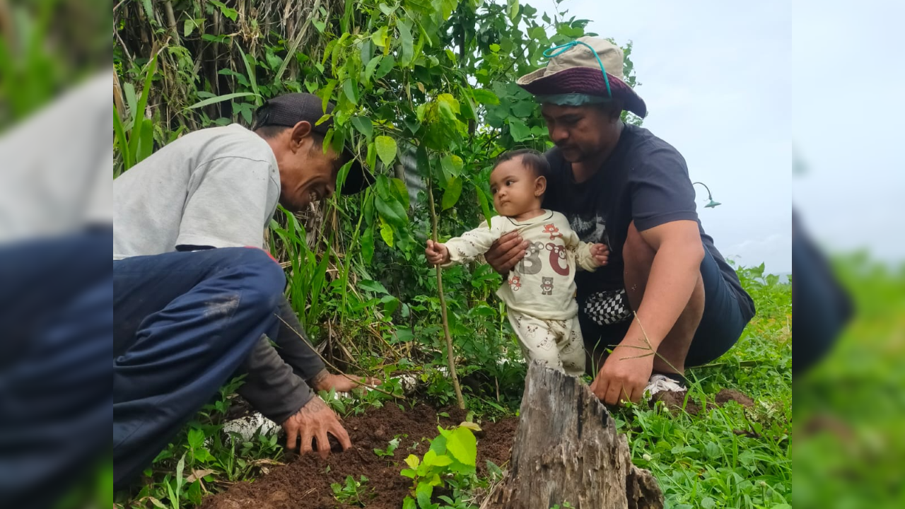 TANAM POHON: Inisiator Taru Movement, Gede Kamajaya (kanan) melakukan penanaman pohon di wilayah hulu Kecamatan Tejakula.