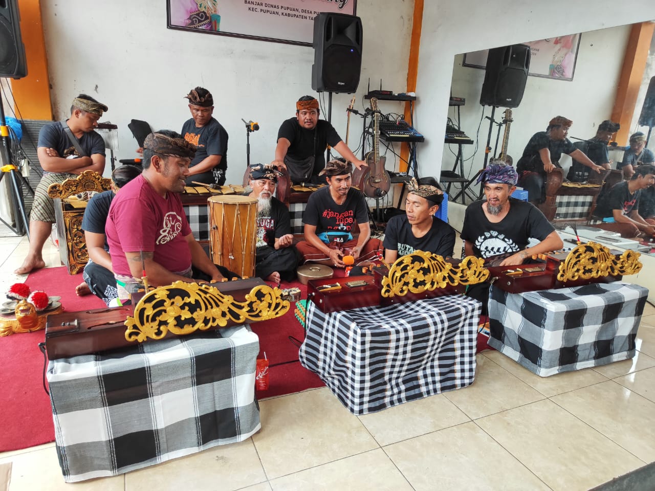 MANDOLIN: Aktivitas di Sanggar Seni Bungsil Gading. Sanggar ini masih melestarikan kesenian mandolin.