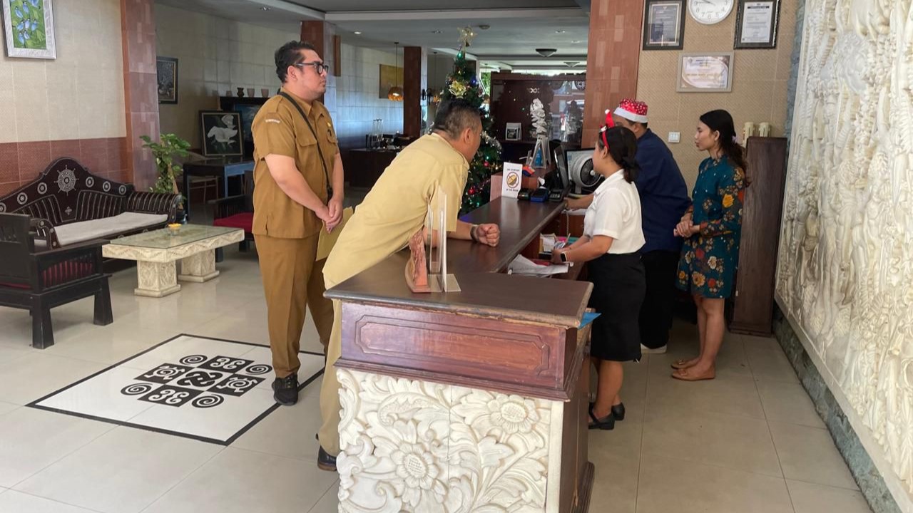 CEK HOTEL: Staf Dinas Pariwisata Buleleng melakukan sidak ke hotel di kawasan Lovina. Tujuannya memastikan hotel siap menyambut wisatawan liburan akhir tahun.