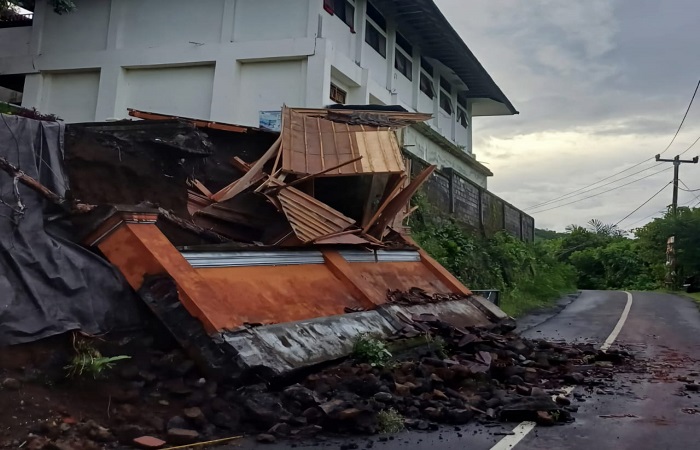 Senderan SMP Negeri 2 Dawan kembali longsor, Sabtu lalu (28/12). Hal itu membuat siswa SMP Negeri 2 Dawan kian waswas.